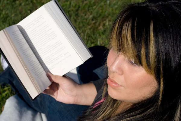 Mujer joven leyendo — Foto de Stock