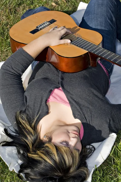 Mädchen spielt eine Gitarre — Stockfoto
