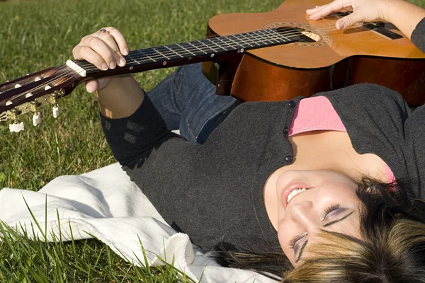 Chica tocando una guitarra —  Fotos de Stock