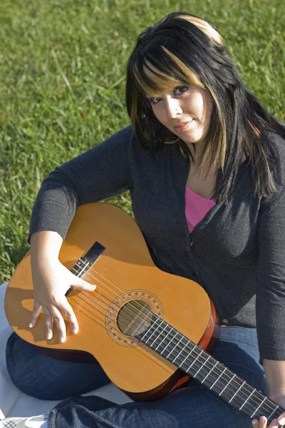 Meisje spelen een gitaar — Stockfoto