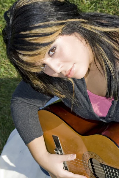 Menina tocando uma guitarra — Fotografia de Stock