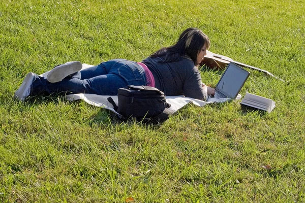 Dziewczyna za pomocą laptopa — Zdjęcie stockowe