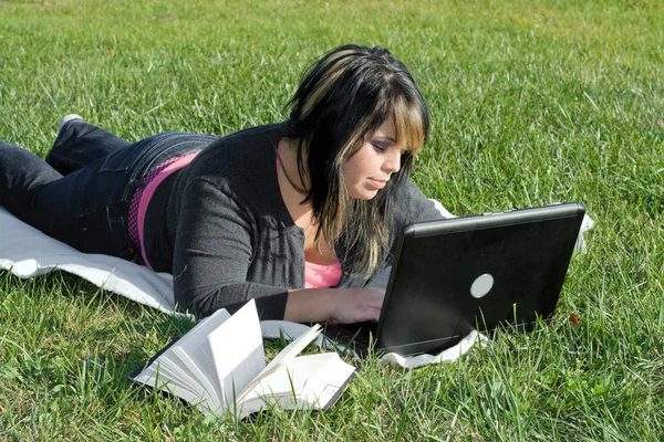 Dívka s laptopem — Stock fotografie