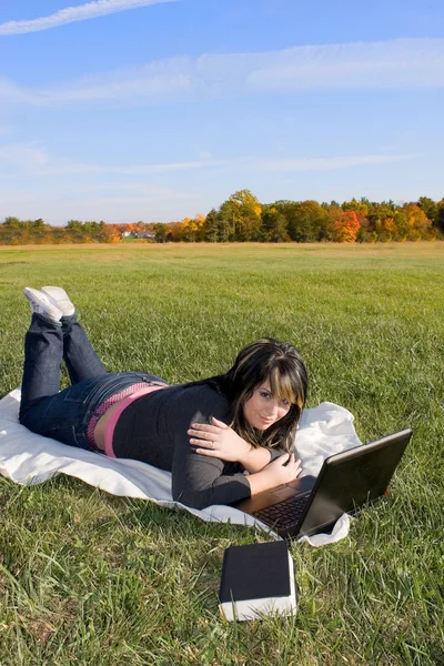Chica usando un ordenador portátil — Foto de Stock