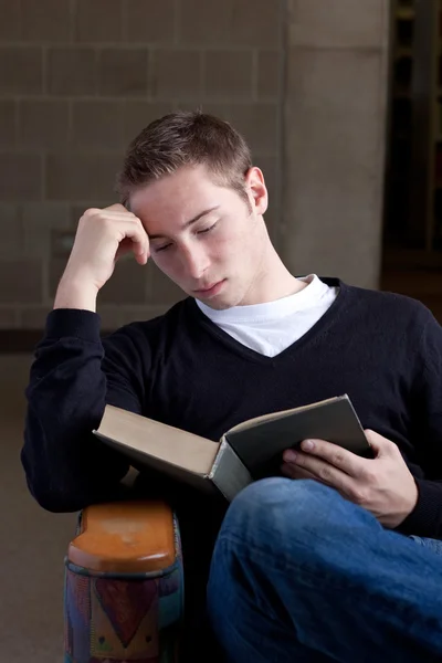 Lezen in de bibliotheek — Stockfoto