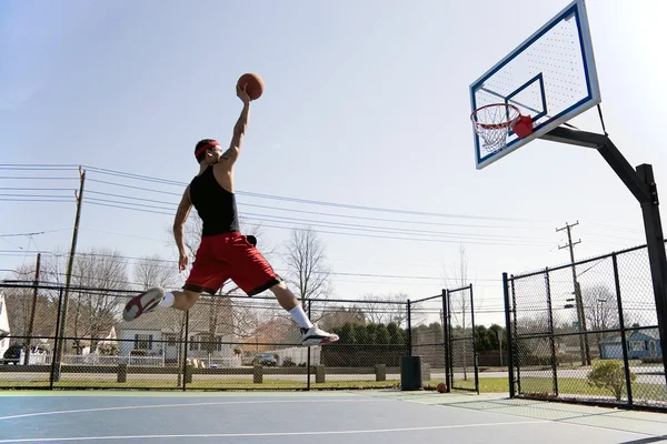 Uomo dunking il pallacanestro — Foto Stock