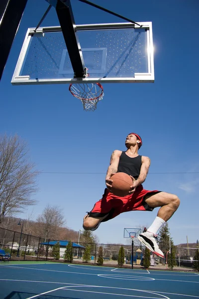 농구를 하는 남자 — 스톡 사진
