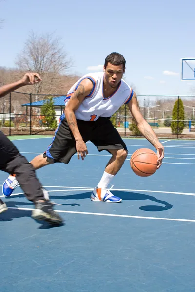 Erkekler basketbol biri üzerinde oynama — Stok fotoğraf