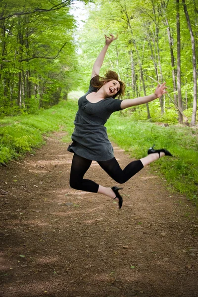 Veselé skoky žena — Stock fotografie