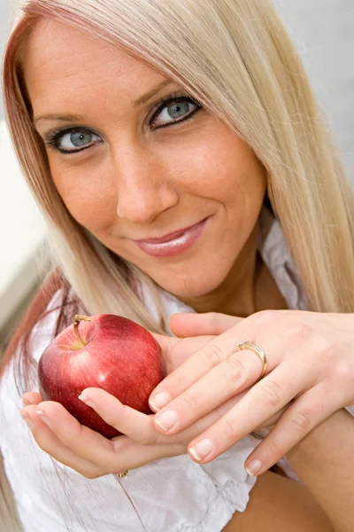 Жінка і яблуко — стокове фото