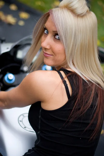 Blond biker girl — Stockfoto