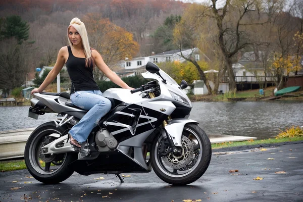 Blonde biker meisje — Stockfoto