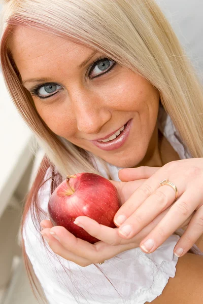 Жінка і яблуко — стокове фото