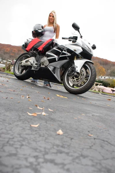 Blond motorkářka — Stock fotografie
