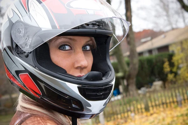 Mulher usando um capacete — Fotografia de Stock