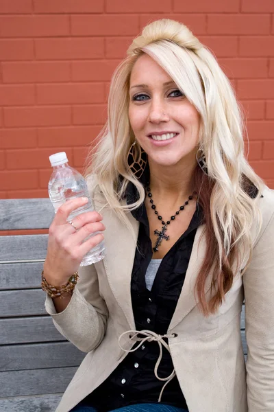 Dziewczyna z woda butelkowana — Zdjęcie stockowe