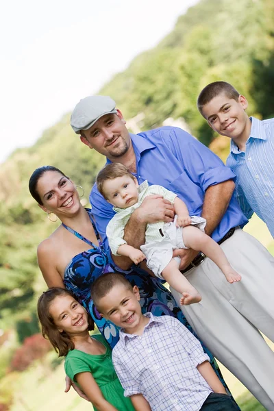 Glada leende familj — Stockfoto