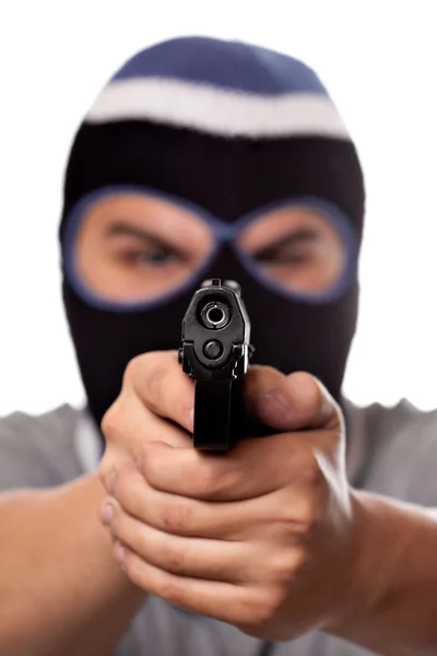 Esquí enmascarado criminal señalando un arma — Foto de Stock
