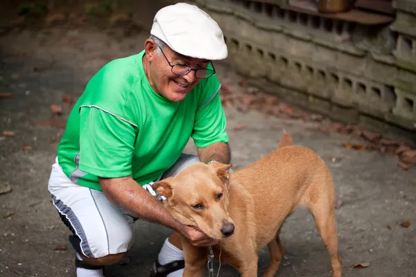 Alter Mann und sein Hund — Stockfoto