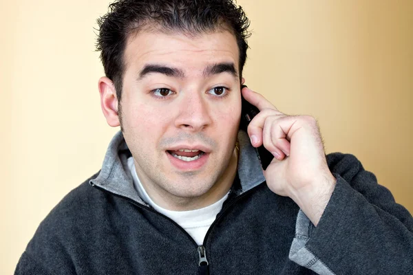 Homem falando em seu telefone celular — Fotografia de Stock