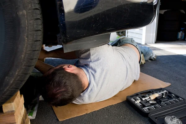 Техническое обслуживание и ремонт автомобилей — стоковое фото