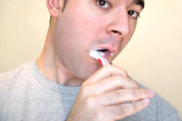 Dişlerini fırçalıyor — Stok fotoğraf