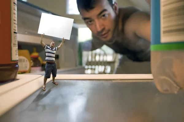 Kleiner Mann im Kühlschrank — Stockfoto