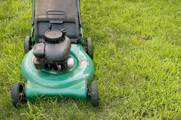 プッシュ スタイルの芝刈機 — ストック写真