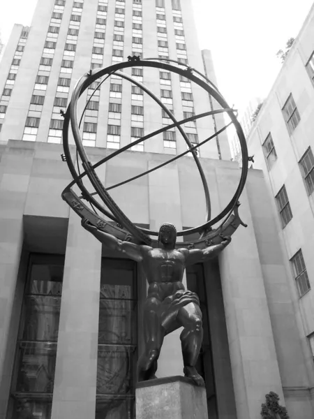 Esta es la estatua del atlas frente a la Catedral de San Patricio en la ciudad de Nueva York . — Foto de Stock