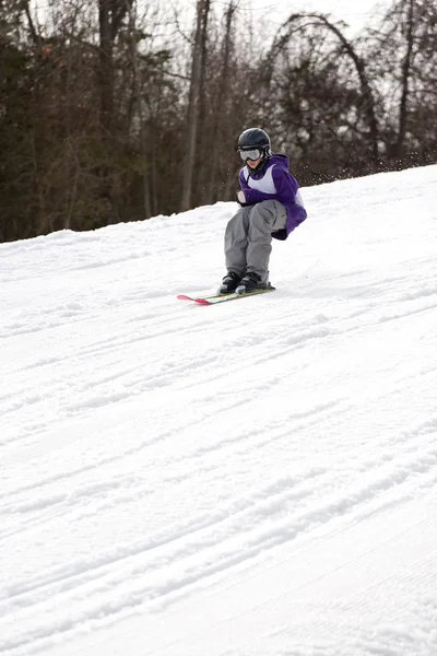 Jugend-Freestyle-Skiing — Stockfoto