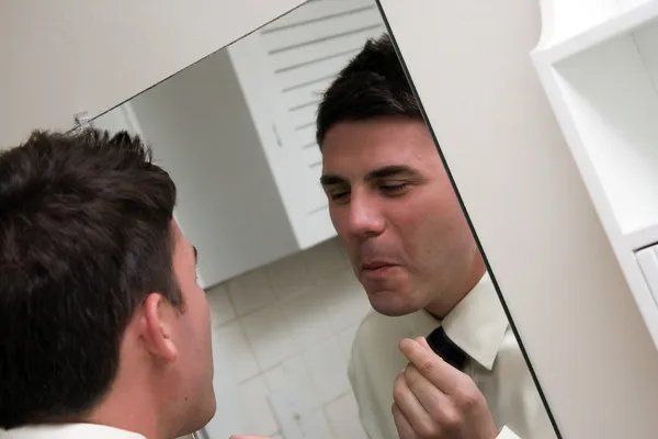Controle zichzelf in de spiegel — Stockfoto