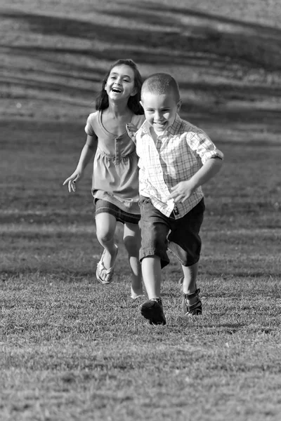 Niños pequeños corriendo — Foto de Stock