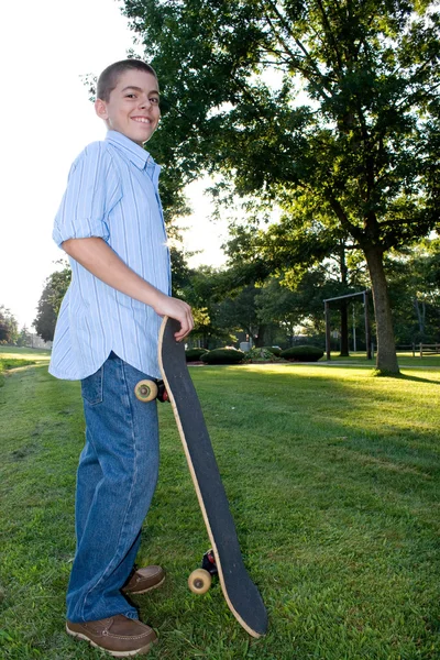 Pojke med skateboard — Stockfoto