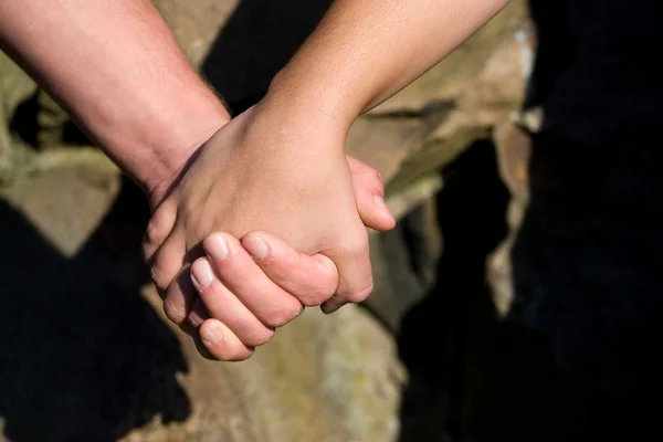 Paar hand in hand — Stockfoto