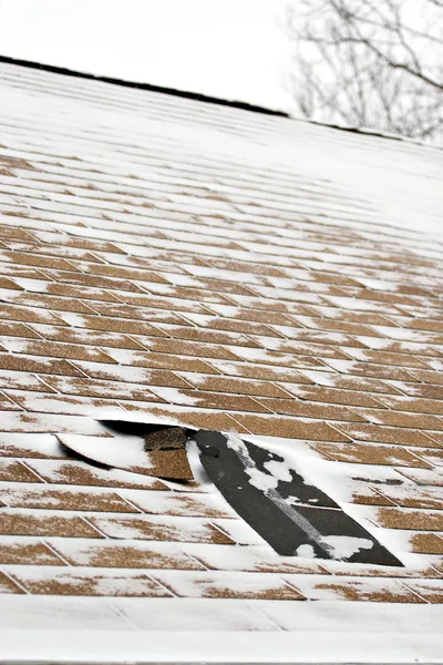 冬には屋根の帯状疱疹破損しています。 — ストック写真