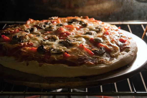 Pizza bakning i ugn — Stockfoto