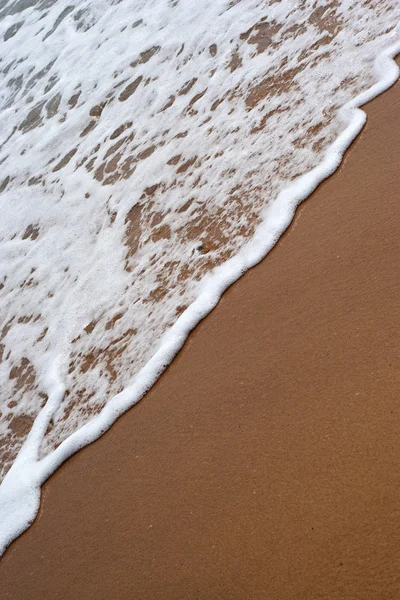 Strandwellen spülen an Land — Stockfoto