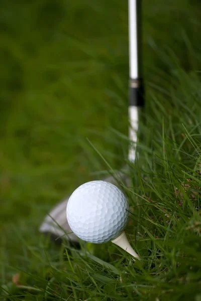Pelota de golf y tee —  Fotos de Stock