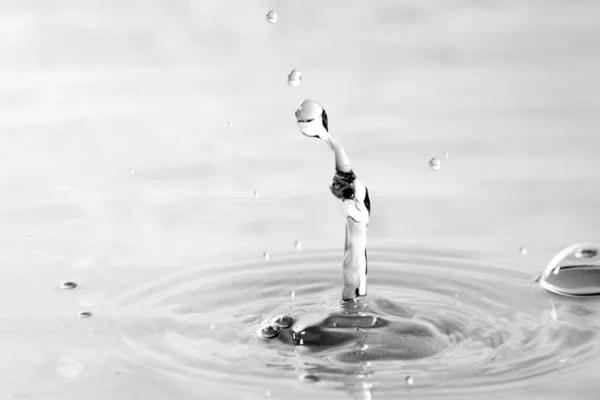 Klart vatten droppar splash — Stockfoto