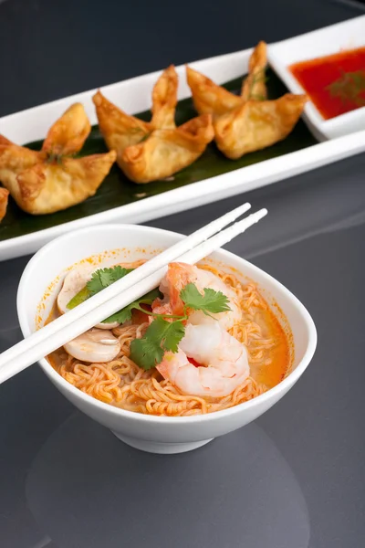 Тайский суп с лапшой и креветками — стоковое фото