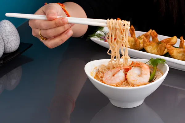 Thaise noodlesoep met garnalen — Stockfoto