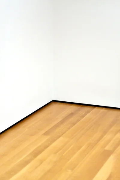 Внутренний угол пустой комнаты с белыми стенами — стоковое фото