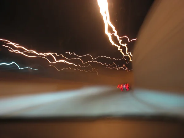 Nachtbeleuchtung auf der Autobahn — Stockfoto