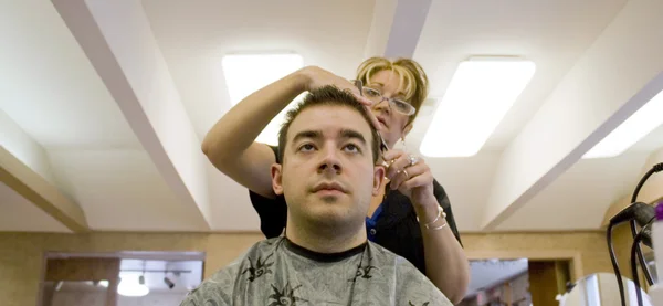 Obtendo um corte de cabelo — Fotografia de Stock