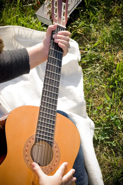 Chica tocando una guitarra —  Fotos de Stock