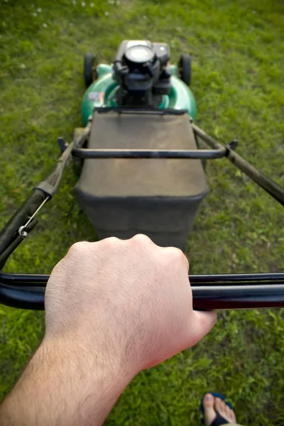 Empurrando o cortador de grama — Fotografia de Stock