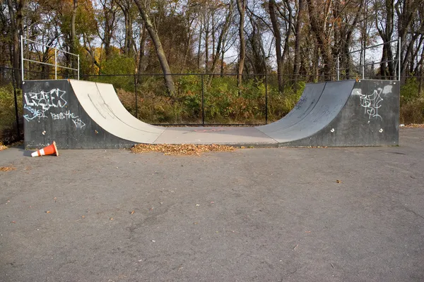 Skate parque halfpipe — Fotografia de Stock