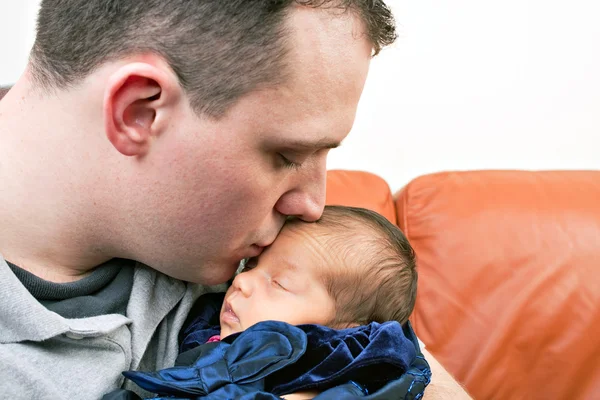 Pai feliz beija seu bebê recém-nascido — Fotografia de Stock