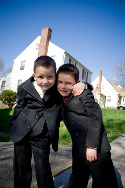 Deux jeunes garçons heureux — Photo