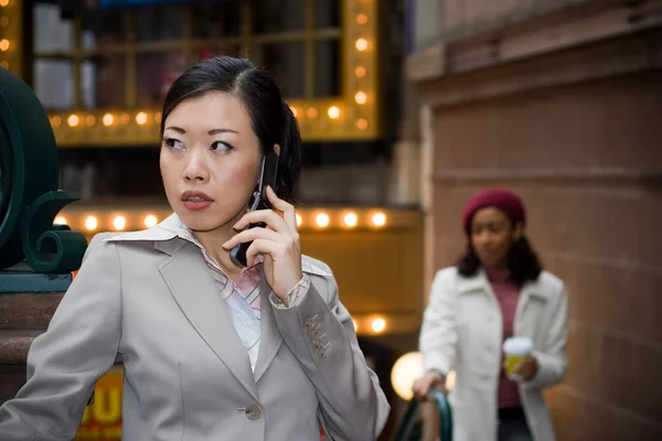 彼女の電話でのビジネスの女性 — ストック写真